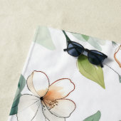 Airy White Flowers Greenery Pattern Blossom Floral Strandlaken (In situ)