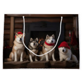 Akita bij de Haard Kerstmis Groot Cadeauzakje (Voorkant)