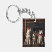 Akita bij de Haard Kerstmis Sleutelhanger (Voorkant Links)