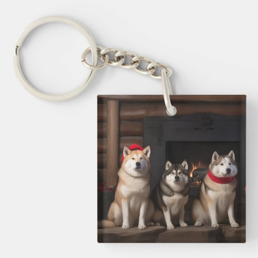 Akita bij de Haard Kerstmis Sleutelhanger (Voorkant)