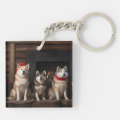 Akita bij de Haard Kerstmis Sleutelhanger (Achterkant)