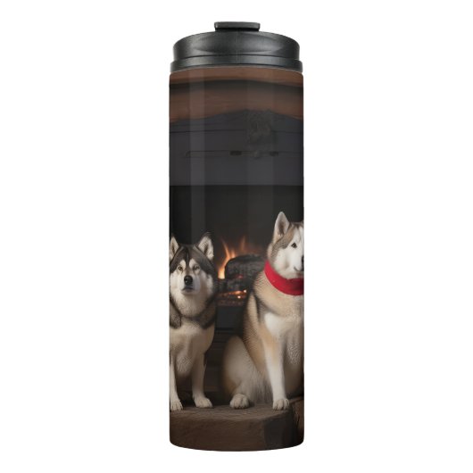Akita bij de Haard Kerstmis Thermosbeker (Voorkant)