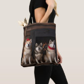 Akita bij de Haard Kerstmis Tote Bag (Dichtbij)