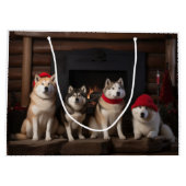 Akita bij de open haard Kerstmis Groot Cadeauzakje (Achterkant)