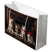 Akita bij de open haard Kerstmis Groot Cadeauzakje (Voorkant Gekanteld)