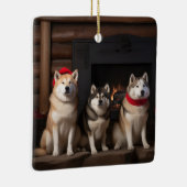 Akita bij de open haard Kerstmis Keramisch Ornament (Rechts)