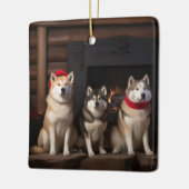 Akita bij de open haard Kerstmis Keramisch Ornament (Links)