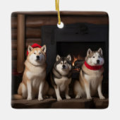 Akita bij de open haard Kerstmis Keramisch Ornament (Voorkant)
