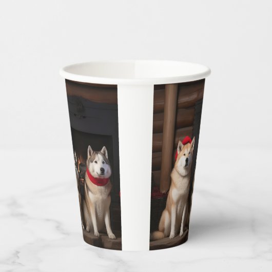 Akita bij de open haard Kerstmis Papieren Bekers (Links)