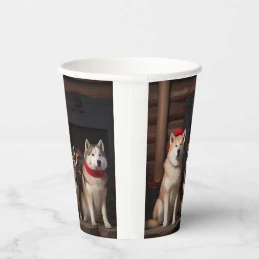 Akita bij de open haard Kerstmis Papieren Bekers (Rechts)