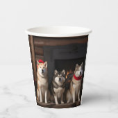 Akita bij de open haard Kerstmis Papieren Bekers (Voorkant)