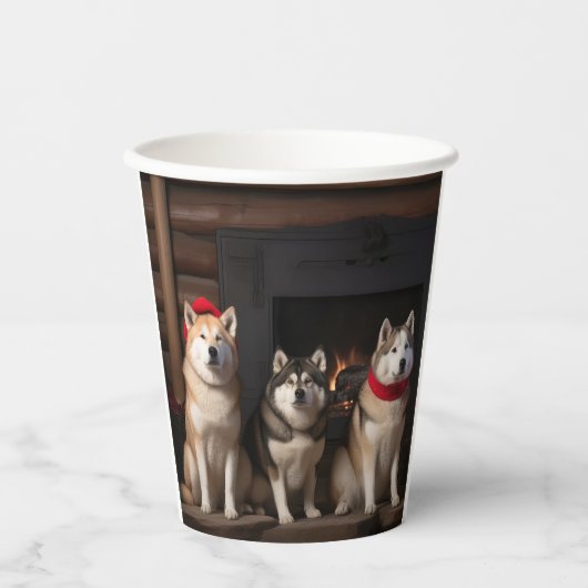 Akita bij de open haard Kerstmis Papieren Bekers (Voorkant)