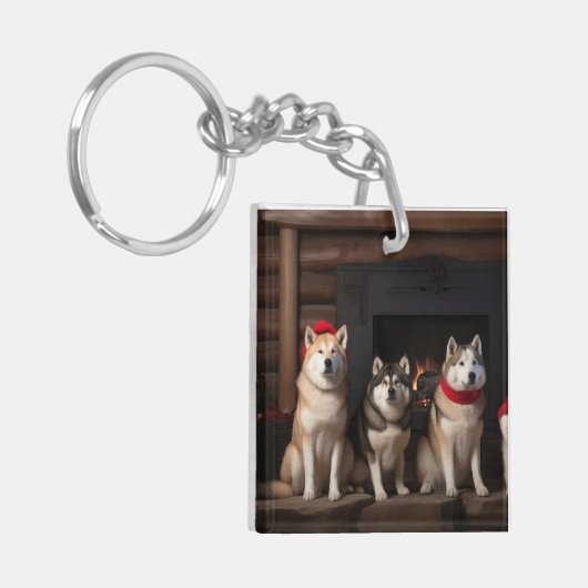 Akita bij de open haard Kerstmis Sleutelhanger (Voorkant Links)
