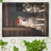 Akita bij de open haard Kerstmis Theedoek (Gevouwen)