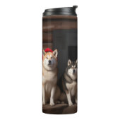 Akita bij de open haard Kerstmis Thermosbeker (Gedraaid links)