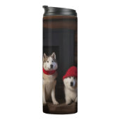 Akita bij de open haard Kerstmis Thermosbeker (Geroteerd rechts)