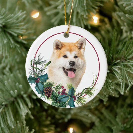 Akita Dog Evergreen Berry Wreath Keramisch Ornament (Boom)