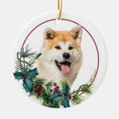 Akita Dog Evergreen Berry Wreath Keramisch Ornament (Voorkant)