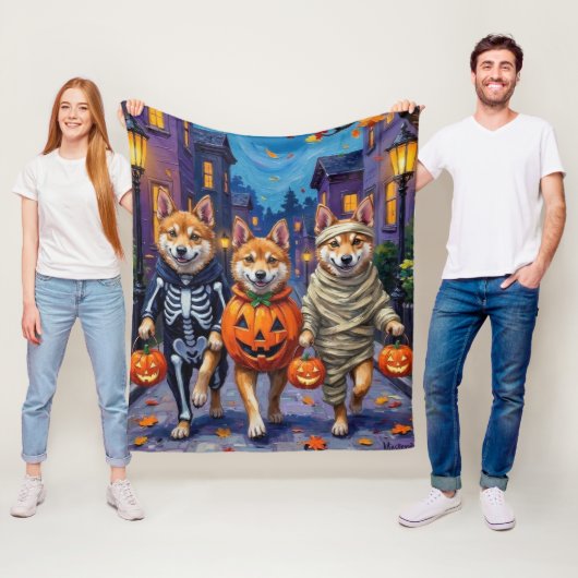 Akita Dogs Trick-or-Treating in Halloween kostuums Fleece Deken (In situ)