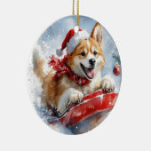 Akita Hond in Sledge Laat het Sneeuw Kerstmis Keramisch Ornament (Rechts)