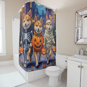 Akita-honden gaan langs de deuren in Halloween-kos Douchegordijn