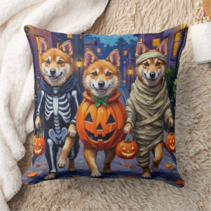 Akita-honden gaan langs de deuren in Halloween-kos Kussen