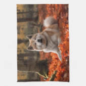 Akita in herfst laat Herfst geïnspireerd Theedoek (Verticaal)