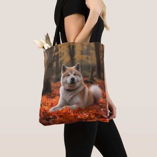 Akita in herfst laat Herfst geïnspireerd Tote Bag (Dichtbij)