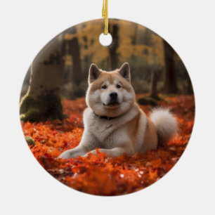 Akita in herfstbladeren val geïnspireerd keramisch ornament