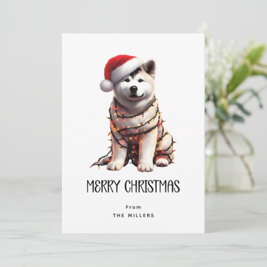 Akita in kerstlichtjes verpakt Prettig kerstfeest  Feestdagenkaart (Staand voorkant)
