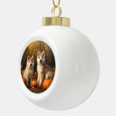 Akita Puppy Herfst Delight Pompoen Keramische Bal Ornament (Rechts)