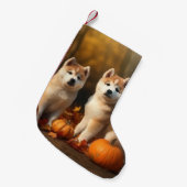 Akita Puppy Herfst Delight Pompoen Kleine Kerstsok (Voorkant (Hangend))
