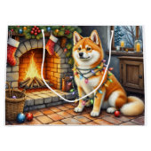 Akita Sitting by Fireplace with Christmas Lights Groot Cadeauzakje (Voorkant)