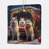 Akita Snowy Sleigh Ride Kerstdecoratie Keramisch Ornament (Links)