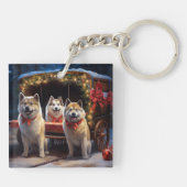 Akita Snowy Sleigh Ride Kerstdecoratie Sleutelhanger (Achterkant)