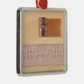 Akkadische cilinderverzegeling en indruk metalen ornament (Rechts)