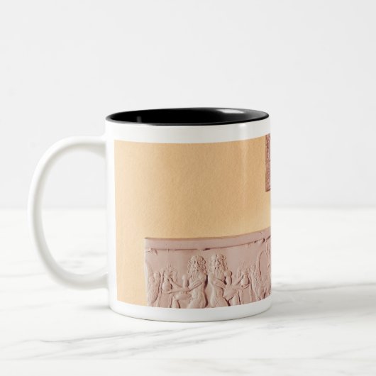 Akkadische cilinderverzegeling en indruk tweekleurige koffiemok (Links)