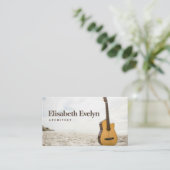 Akoestische gitaar in het zand visitekaartje (Staand voorkant)