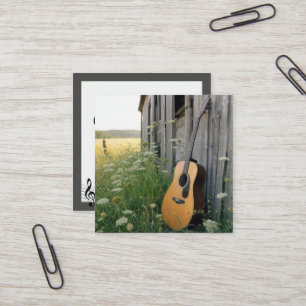 Akoestische gitaar leunend tegen een landelijke sc vierkante visitekaartje