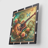 Akoestische gitaar omringd door bloemen en vlinder vierkante klok (Hoek)