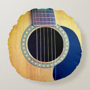 Akoestische gitaar rond kussen