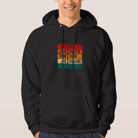 Al sneller dan het Draaien van het Pistool van de Hoodie (Voorkant)