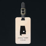 Alabama Map Wedding Bagagelabel met Couple's naam<br><div class="desc">Deze staatsbagagelabels maken de perfecte trouwcadeautjes labels of welkome tas labels. Stropdas het aan je cadeau in plaats van een typisch label voor papieren cadeaus, en ze kunnen het nog maanden en jaren gebruiken. Labels hebben een perzikkleurachtergrond voor abrikozenwater. Om het hart bij de trouwplaats te plaatsen, gebruik de "pas...</div>