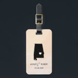 Alabama Map Wedding Bagagelabel met Couple's naam<br><div class="desc">Deze staatsbagagelabels maken de perfecte trouwcadeautjes labels of welkome tas labels. Stropdas het aan je cadeau in plaats van een typisch label voor papieren cadeaus, en ze kunnen het nog maanden en jaren gebruiken. Labels hebben een perzikkleurachtergrond voor abrikozenwater. Om het hart bij de trouwplaats te plaatsen, gebruik de "pas...</div>