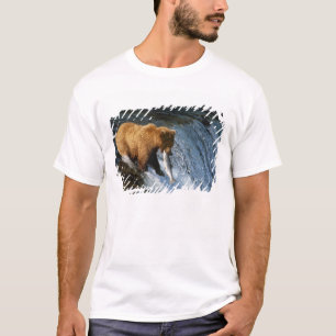 Alaska bruine beer vangt zalm bij Brooks T-shirt