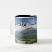 Alaska Coffee Mugs - Uw avontuur wacht Tweekleurige Koffiemok (Voorkant links)