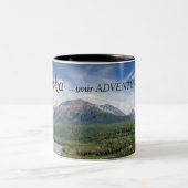 Alaska Coffee Mugs - Uw avontuur wacht Tweekleurige Koffiemok (Center)