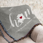Alaska Home State Rustic Speciaal gepersonaliseerd Deken<br><div class="desc">Show een beetje trots op de thuisstaat met deze schattige, rotsgrijze deken met "thuis" in witte kalligrafie met een silhouetekaart van de staat Alaska die voor de letter "O." staat. Een roze hartillustratie in de staatskaart voltooit het ontwerp; u kunt de positie van het hart in uw thuisstad veranderen door...</div>