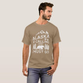 Alaska Is Calling And I Must Go Funny Alaska Shirt (Voorkant volledig)
