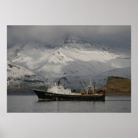 Alaska Juris, Vist Trawler in de Nederlandse haven Poster (Voorkant)
